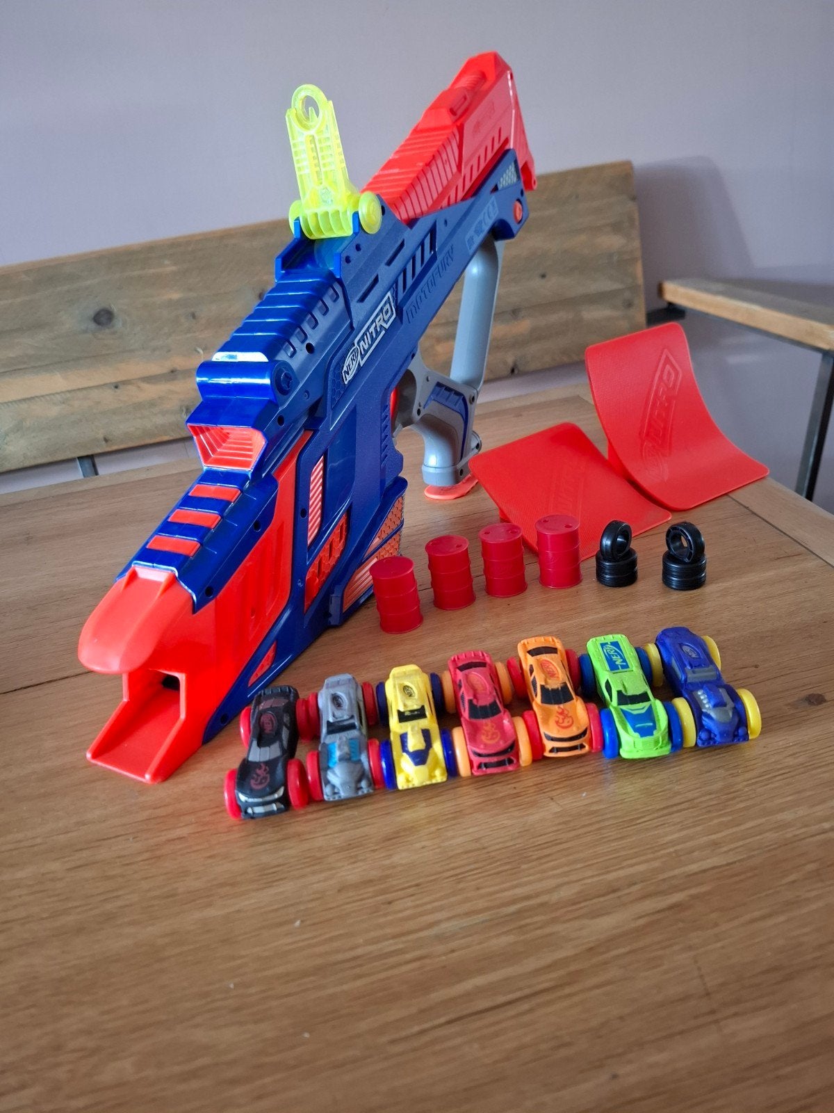 Nerf Nitro blaster met 7 auto's en 2 schansen, Ophalen of Verzenden, Gebruikt