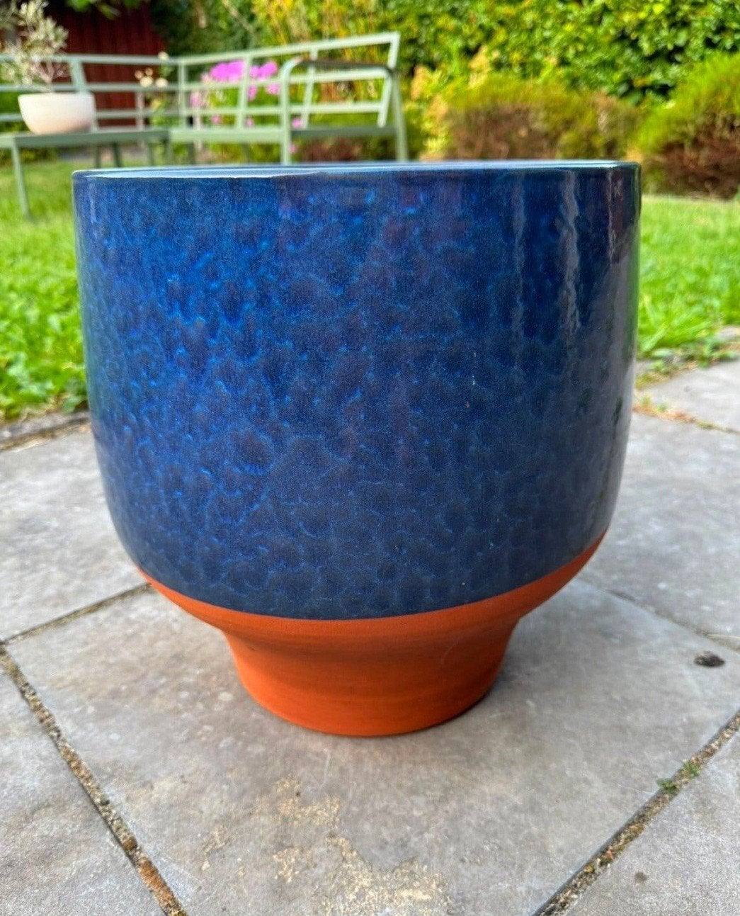 Blauwe bloempot met terracotta onderkant, Gebruikt, Rond, Minder dan 40 cm, Binnen