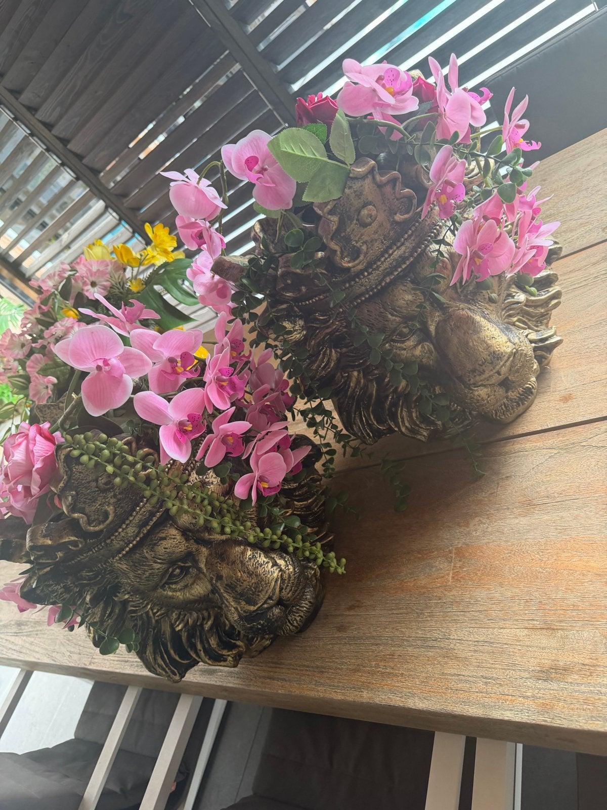 2 Lionhead vazen met kunstbloemen, Ophalen, Gebruikt, Inclusief decoratie, Goud