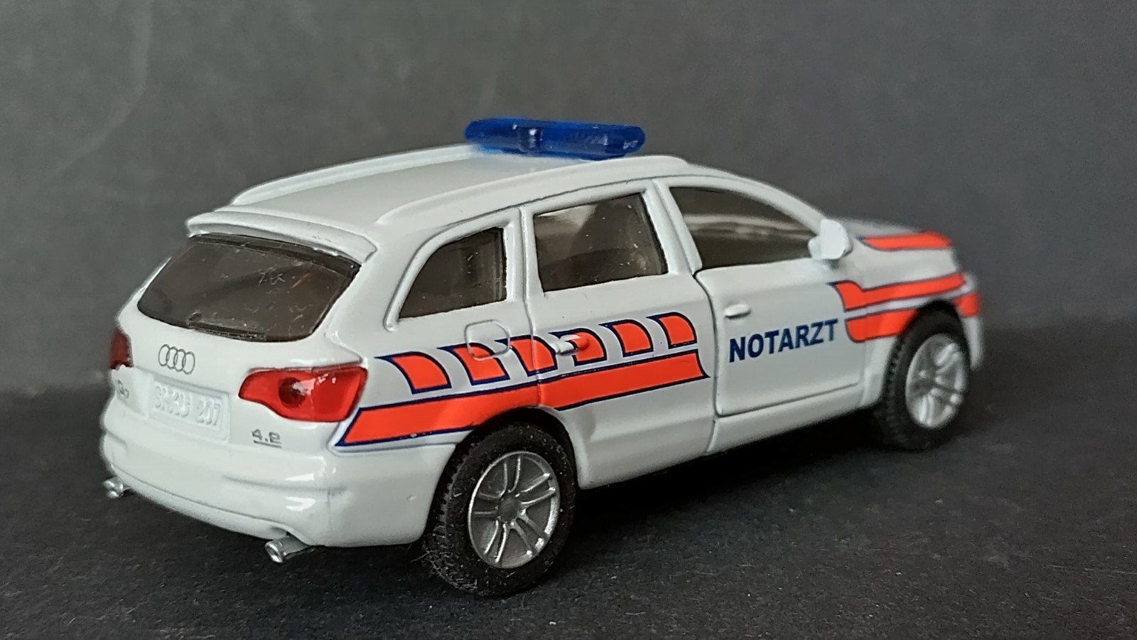 Audi Q7 Notarzt Swiss Special 1:55 Siku 1429 Pol, Auto, Ophalen of Verzenden, Zo goed als nieuw, Sieper