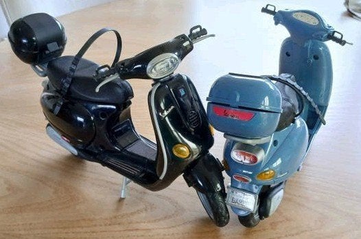 2x Vespa Barbie 30cm, Ophalen of Verzenden, Gebruikt
