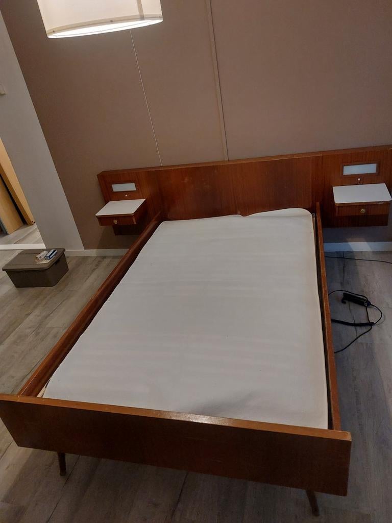 Vintage houten bed met nachtkastjes en verlichting, Antiek en Kunst, Antiek | Meubels | Bedden, Ophalen