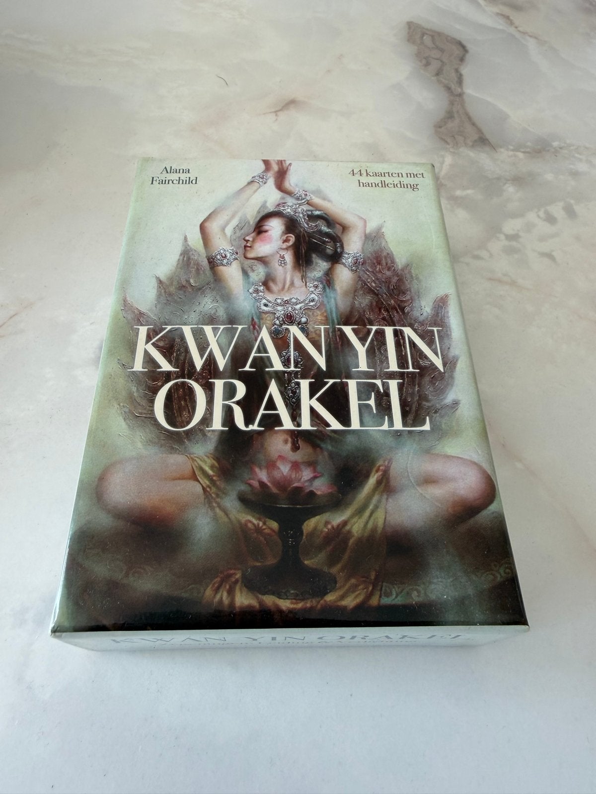 Kwan Yin Orakel - 44 kaarten met handleiding, Ophalen of Verzenden, Zo goed als nieuw, Spiritualiteit algemeen, Instructieboek