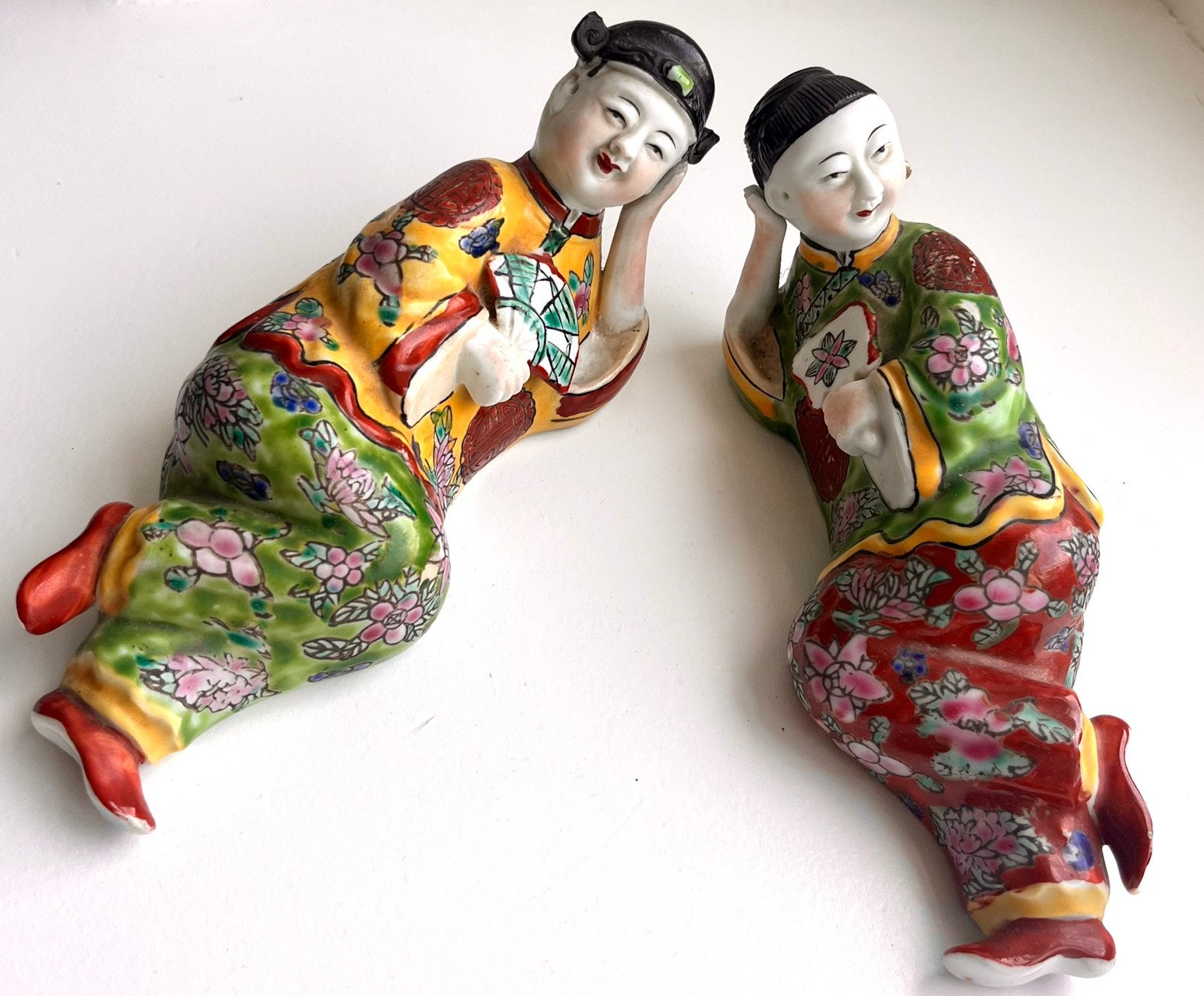 2 Chinese liggende personen, Antiek en Kunst, Antiek | Porselein, Ophalen of Verzenden