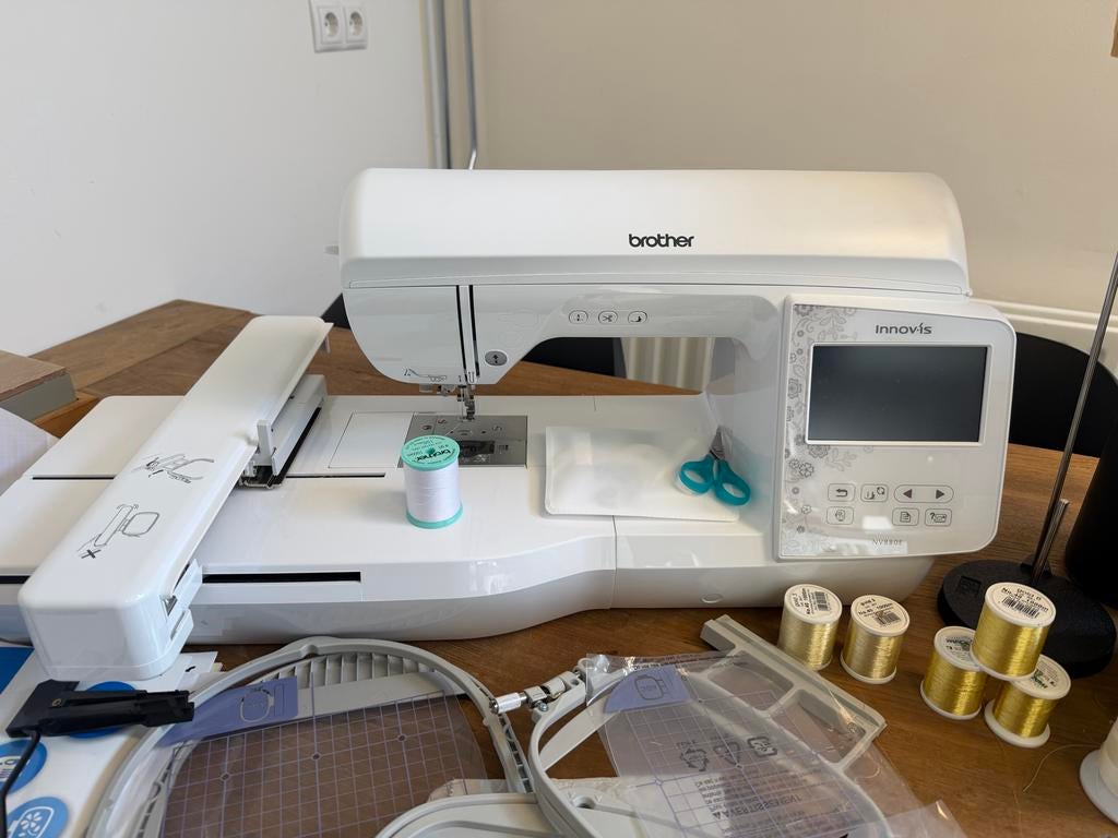Brother Innov-is NV880E borduurmachine (z.g.a.n.) + toebehor, Ophalen, Zo goed als nieuw, Naaimachine, Brother