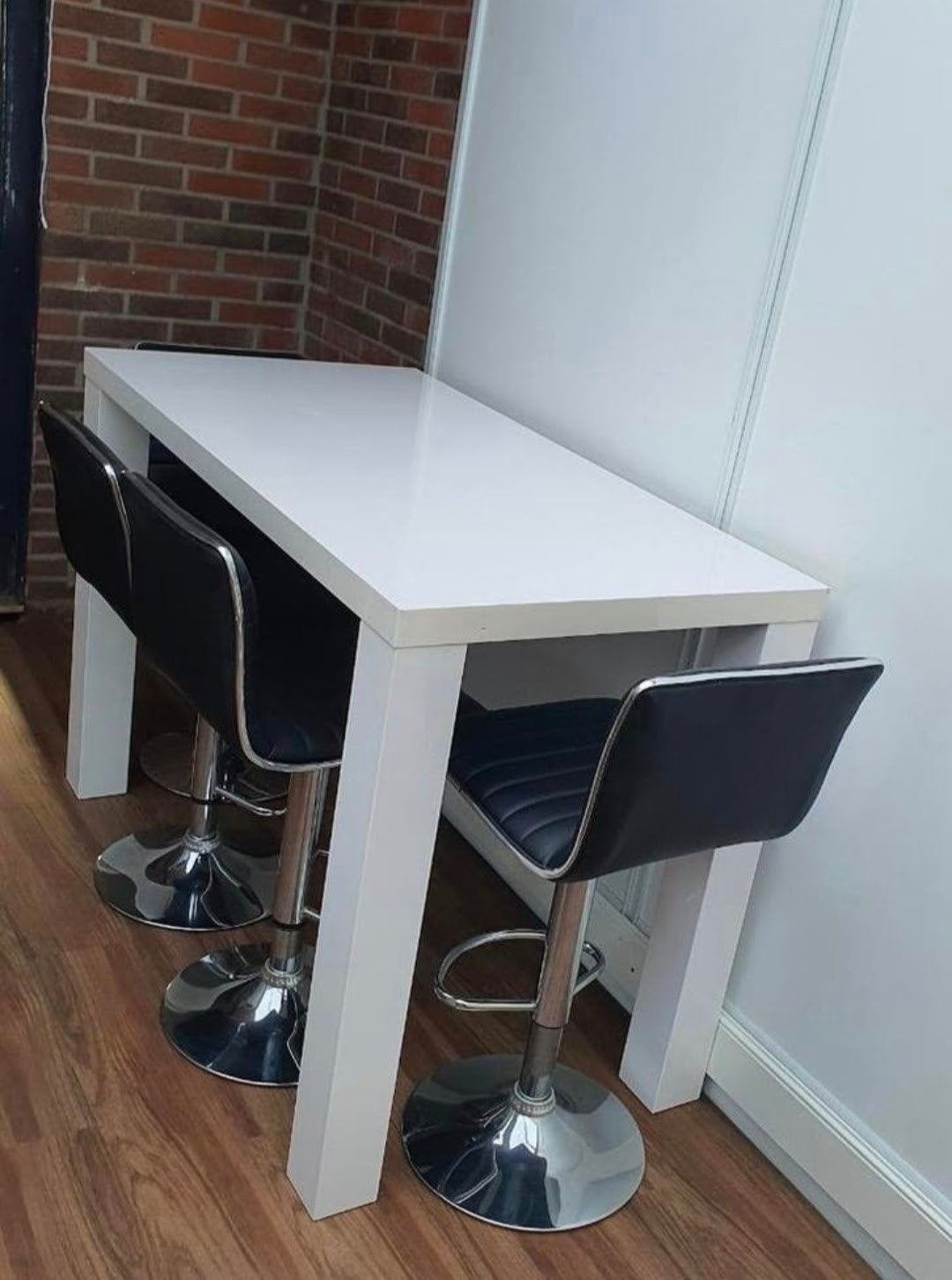 Bartafel met vier krukken, Ophalen, In hoogte verstelbaar, Zo goed als nieuw
