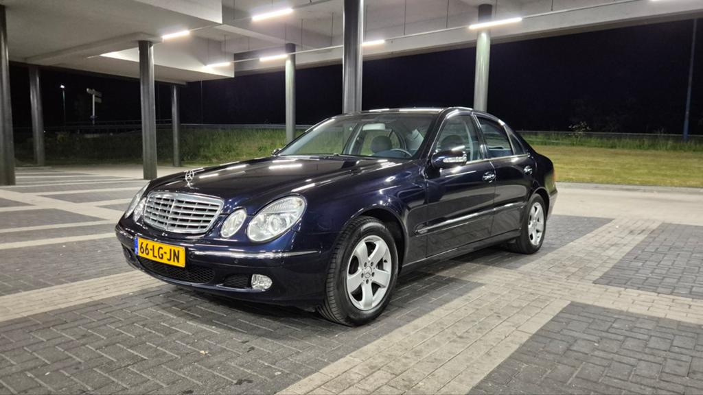 Mercedes-Benz E-Klasse 2.6 E240 Sedan AUT 2003 Blauw, Auto's, Automaat, Achterwielaandrijving, 2597 cc, Particulier