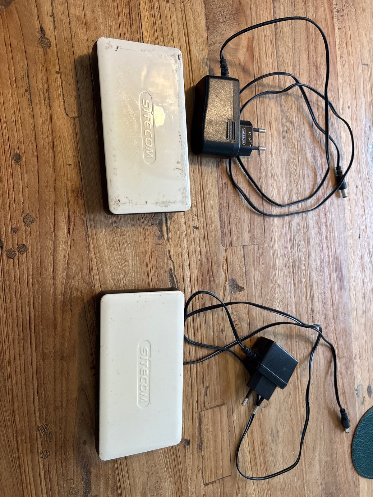 2x Sitecom Network Giga Switch 5 poorten met adapters, Computers en Software, Ophalen of Verzenden, Gebruikt