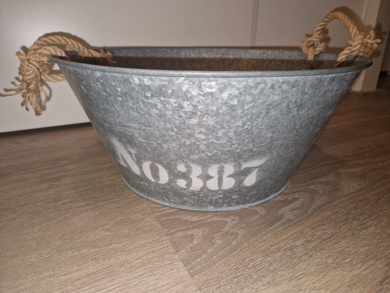 Zinken schaal/plantenbak met touw handvatten, Huis en Inrichting, Met handvatten, Gebruikt, Rond, Ophalen of Verzenden