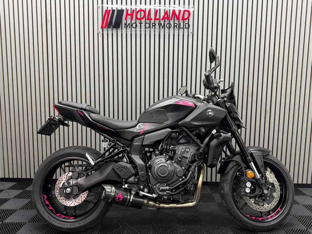 Yamaha MT-07 2025 zwart roze bomvol opties MT07, Motoren, Bedrijf, 12 t/m 35 kW, Naked bike