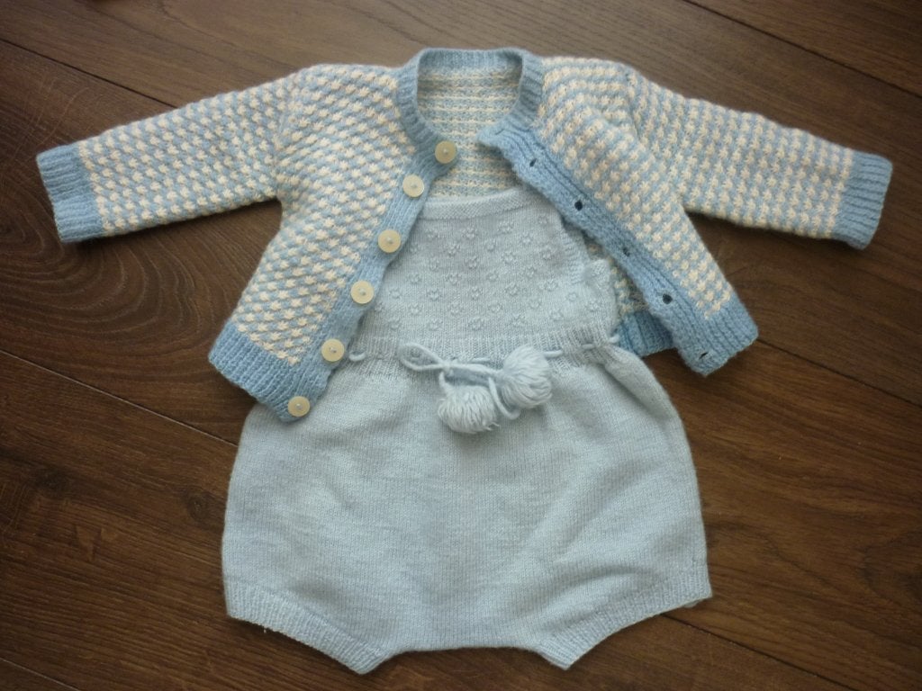 Oud gebreid vestje en broekje voor een grote babypop., Verzenden