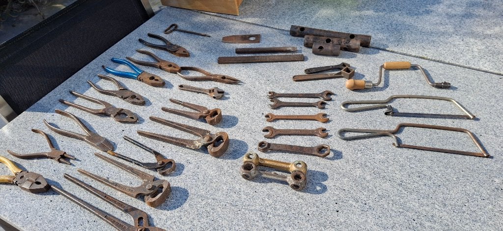 Oud gereedschap, aantal met een merk (roestig), Ophalen of Verzenden
