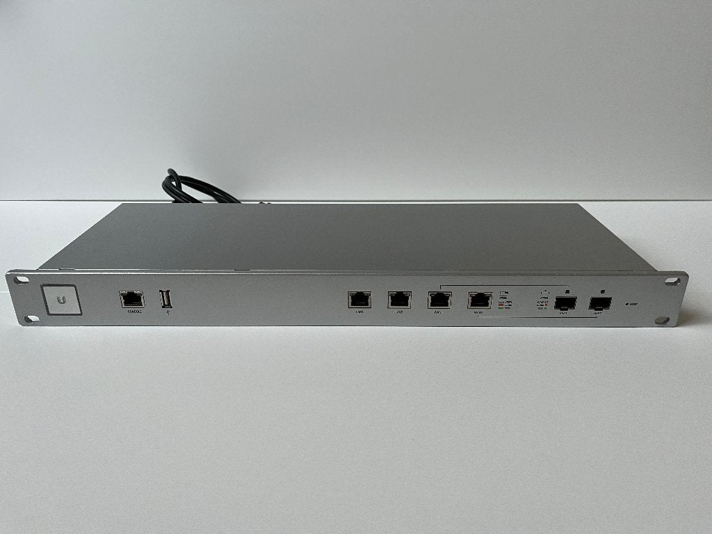 Ubiquiti UniFi Security Gateway Pro (USG-PRO-4) - zgan, Computers en Software, Ophalen of Verzenden, Zo goed als nieuw, Router