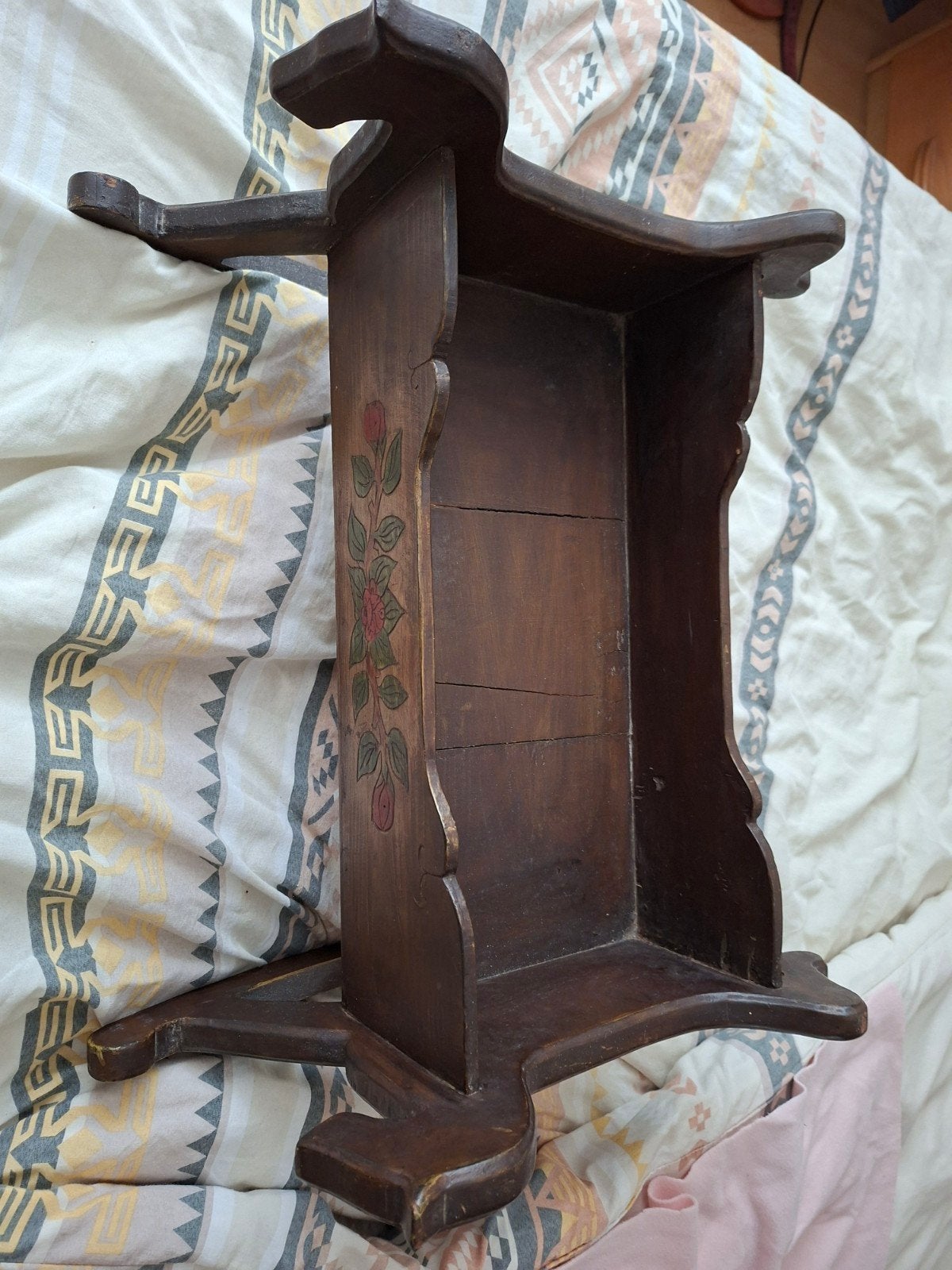 Antieke houten poppenwieg met bloemmotief, Ophalen