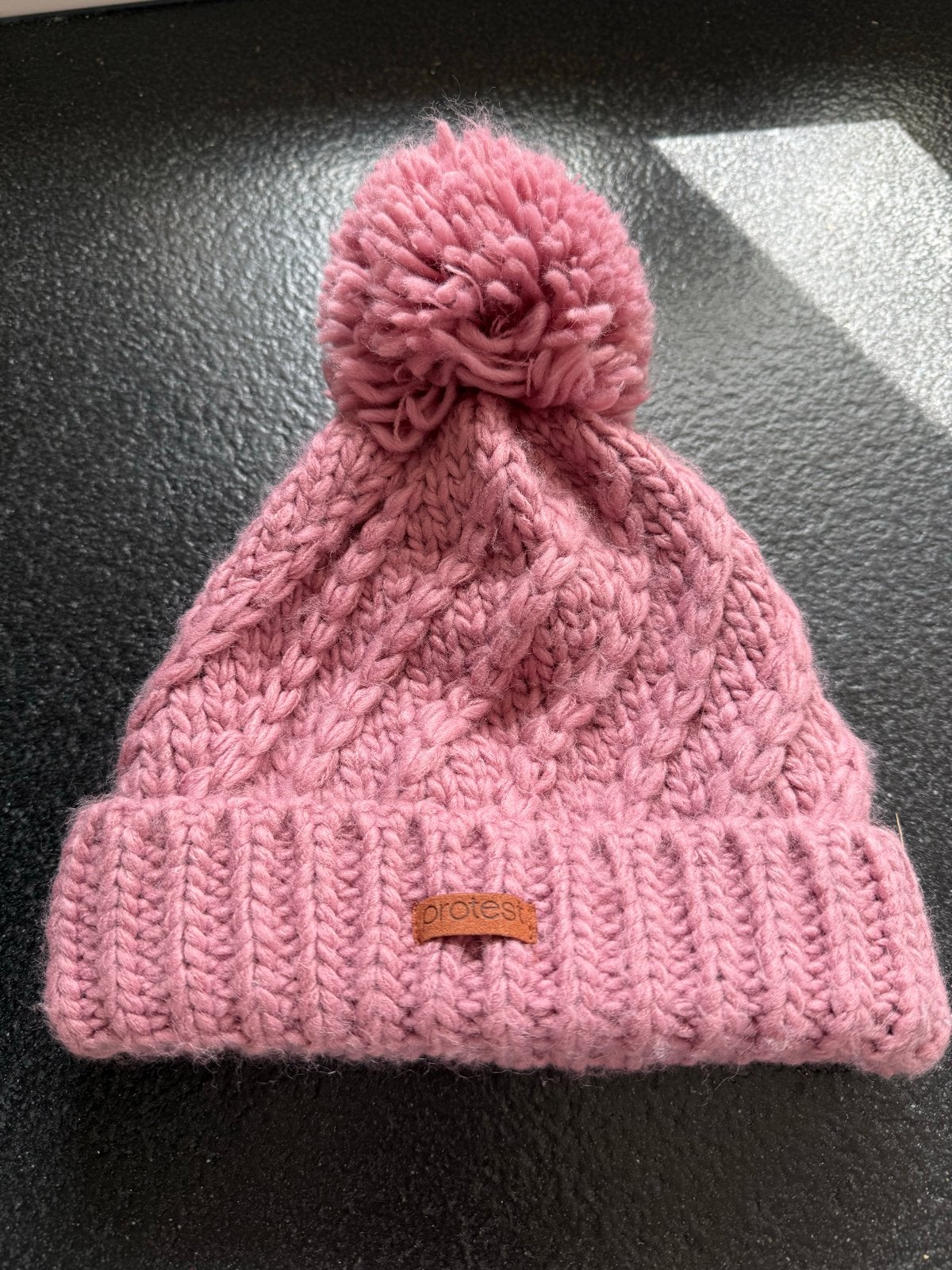 Roze Protest muts met pompon - Maat M, Ophalen of Verzenden, Zo goed als nieuw, Maat 38/40 (M), Muts