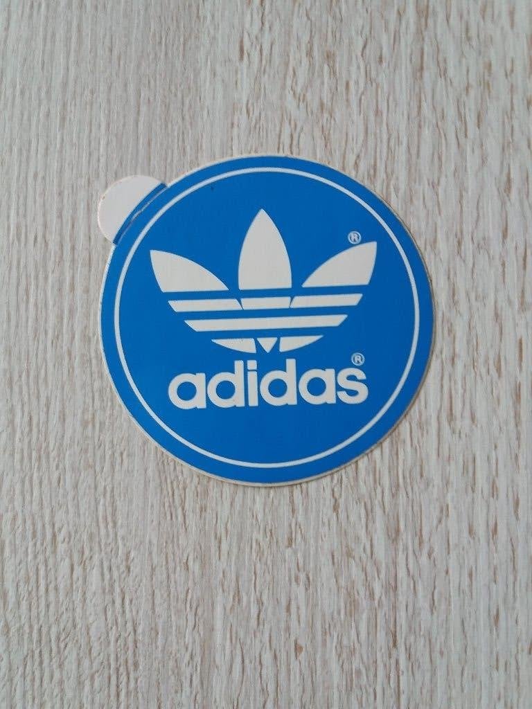 sticker adidas rond 7 cm, Ophalen of Verzenden, Zo goed als nieuw, Merk