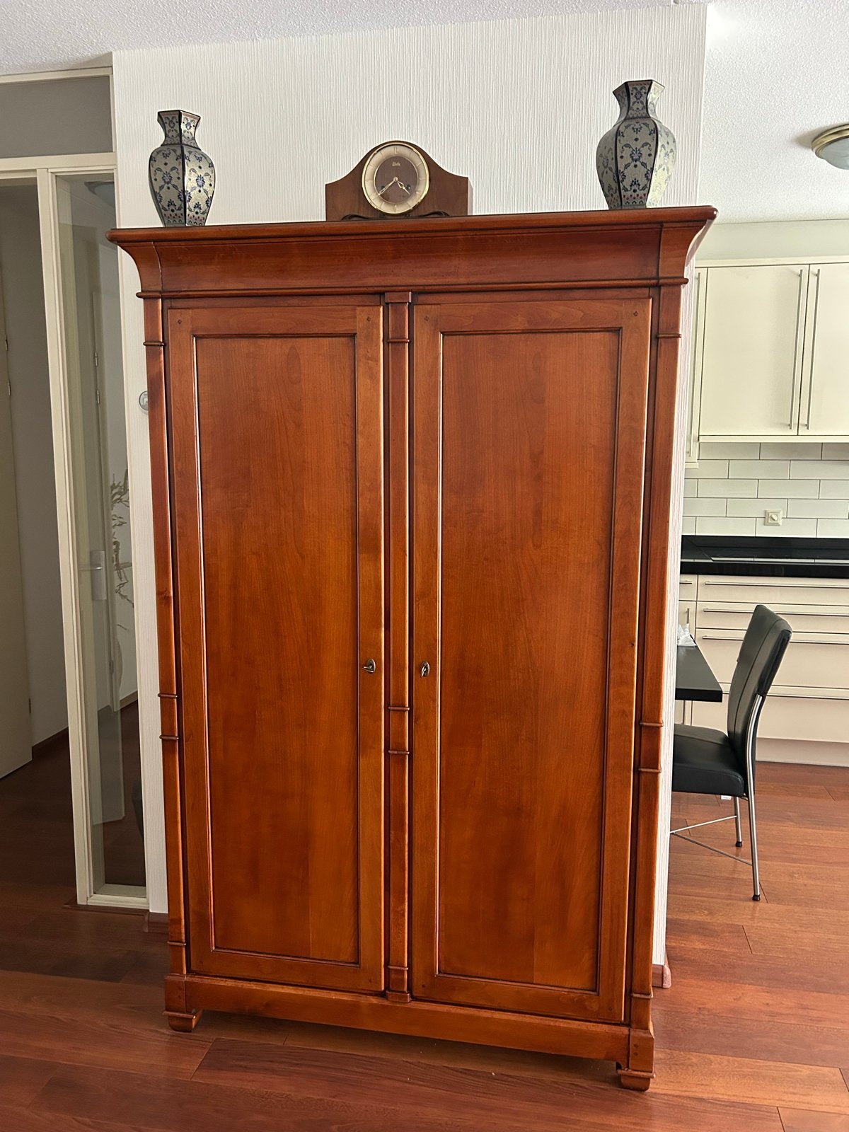 Klassieke kersenhouten kast met twee deuren en planken, Huis en Inrichting, Kasten | Boekenkasten, Zo goed als nieuw, 100 tot 150 cm