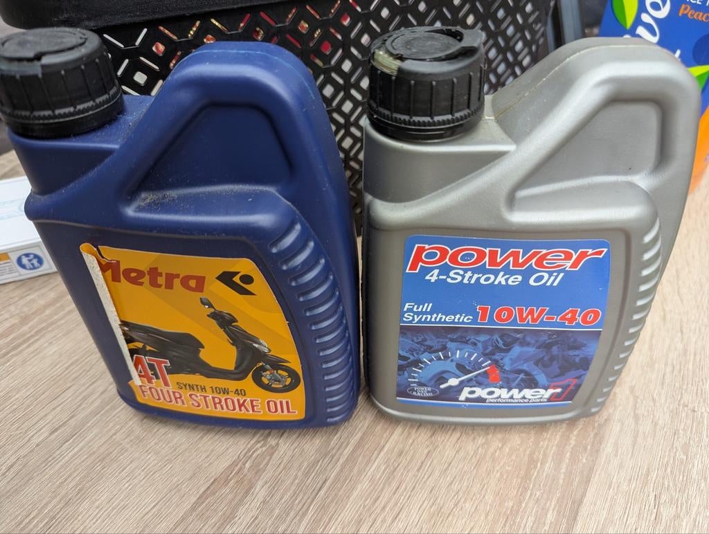 Scooter olie die over is na verkoop scooter.

Samen iets mee, Fietsen en Brommers, Scooters | Kymco, Ophalen of Verzenden