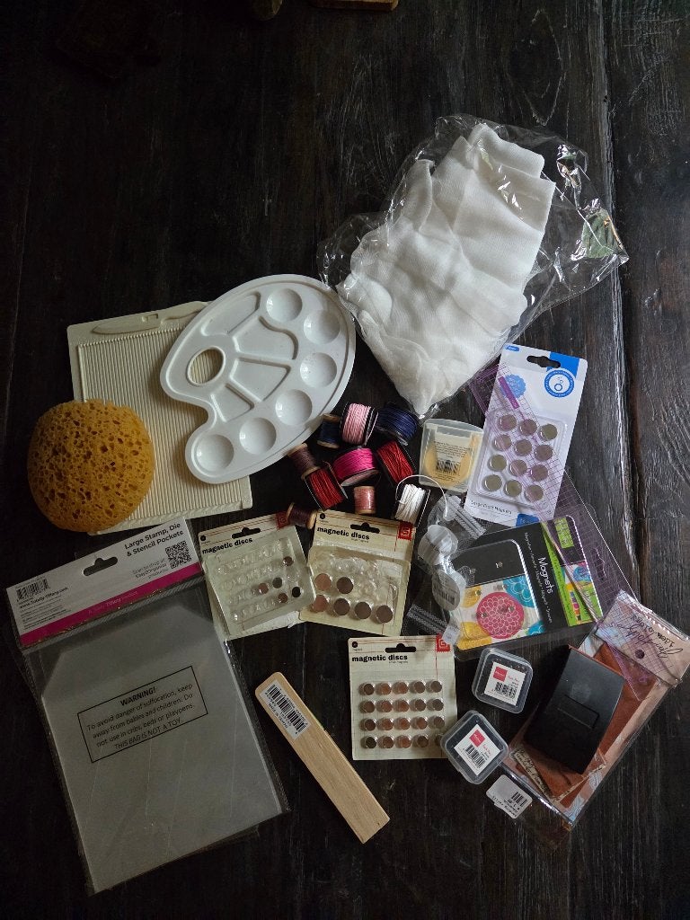 Magneetjes, stencils, dies, stempels en veel lint., Hobby en Vrije tijd, Ophalen of Verzenden, Zo goed als nieuw