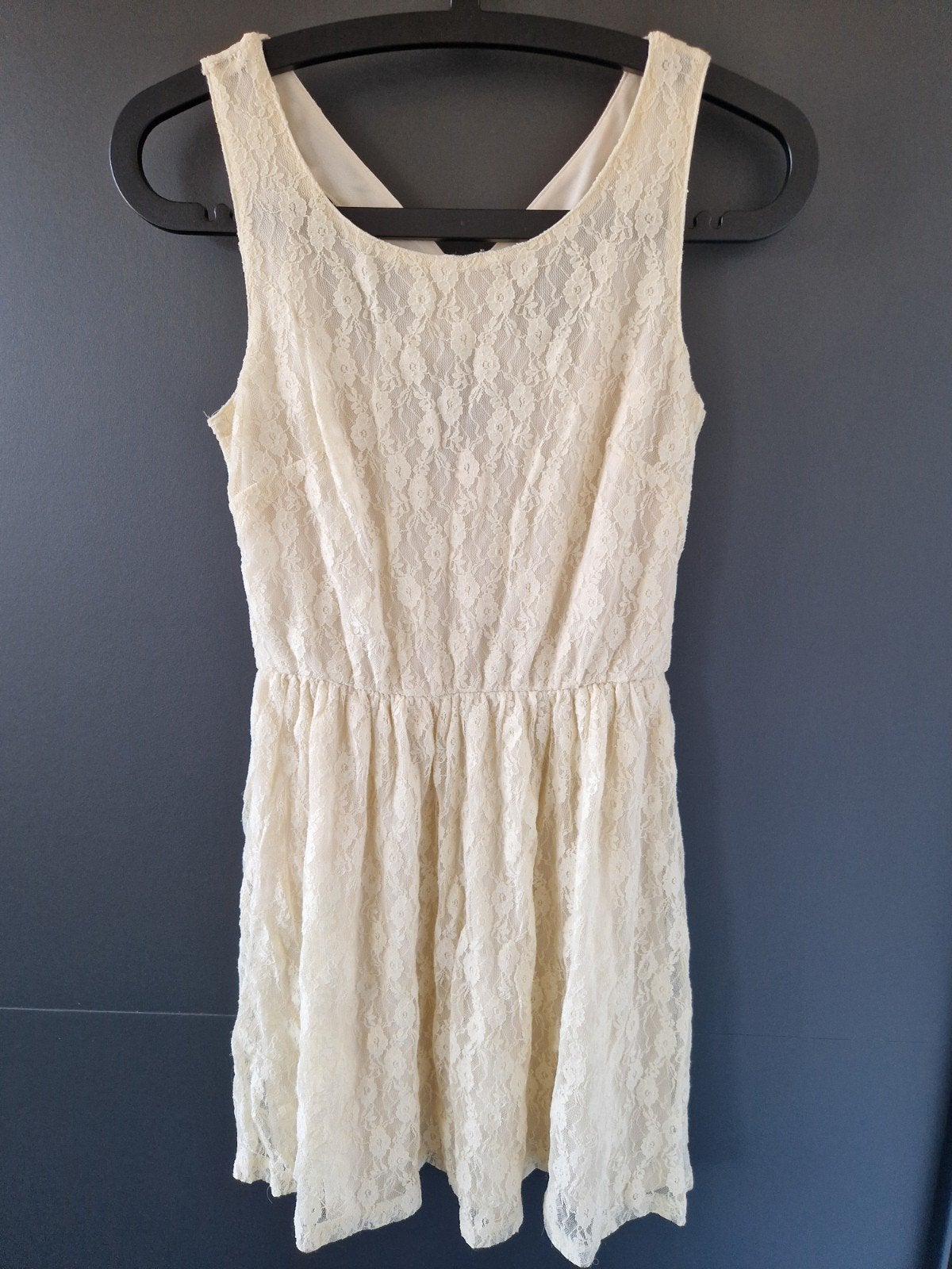 Crèmekleurig kanten jurkje met open rug, Kleding | Dames, Jurken, Atmosphere, Beige, Ophalen of Verzenden, Maat 34 (XS) of kleiner