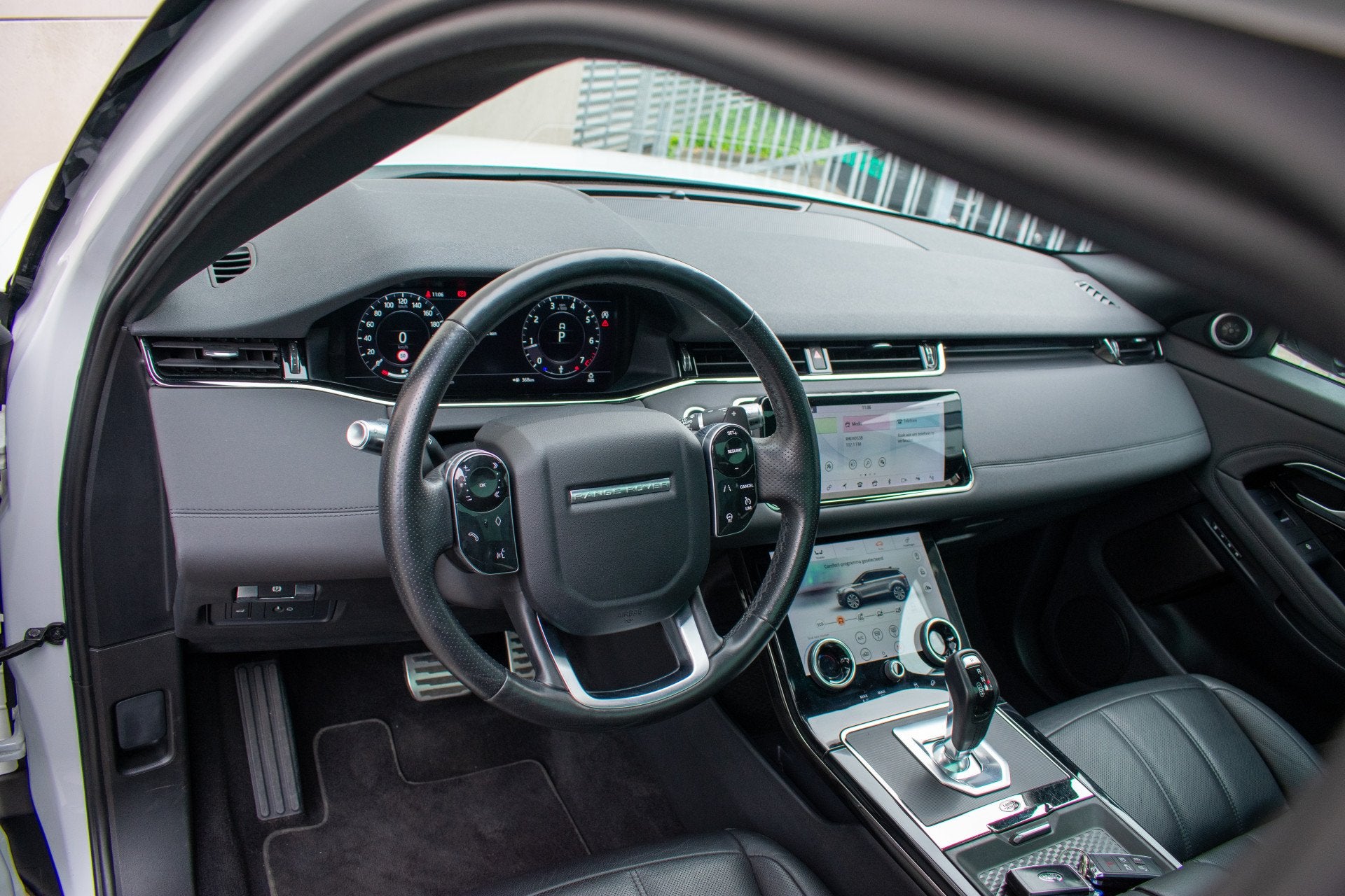 Land Rover Range Rover Evoque 2.0 P200 AWD R-Dynamic SE Pano, Parkeerassistent, 1800 kg, 4 cilinders, Met garantie (alle)