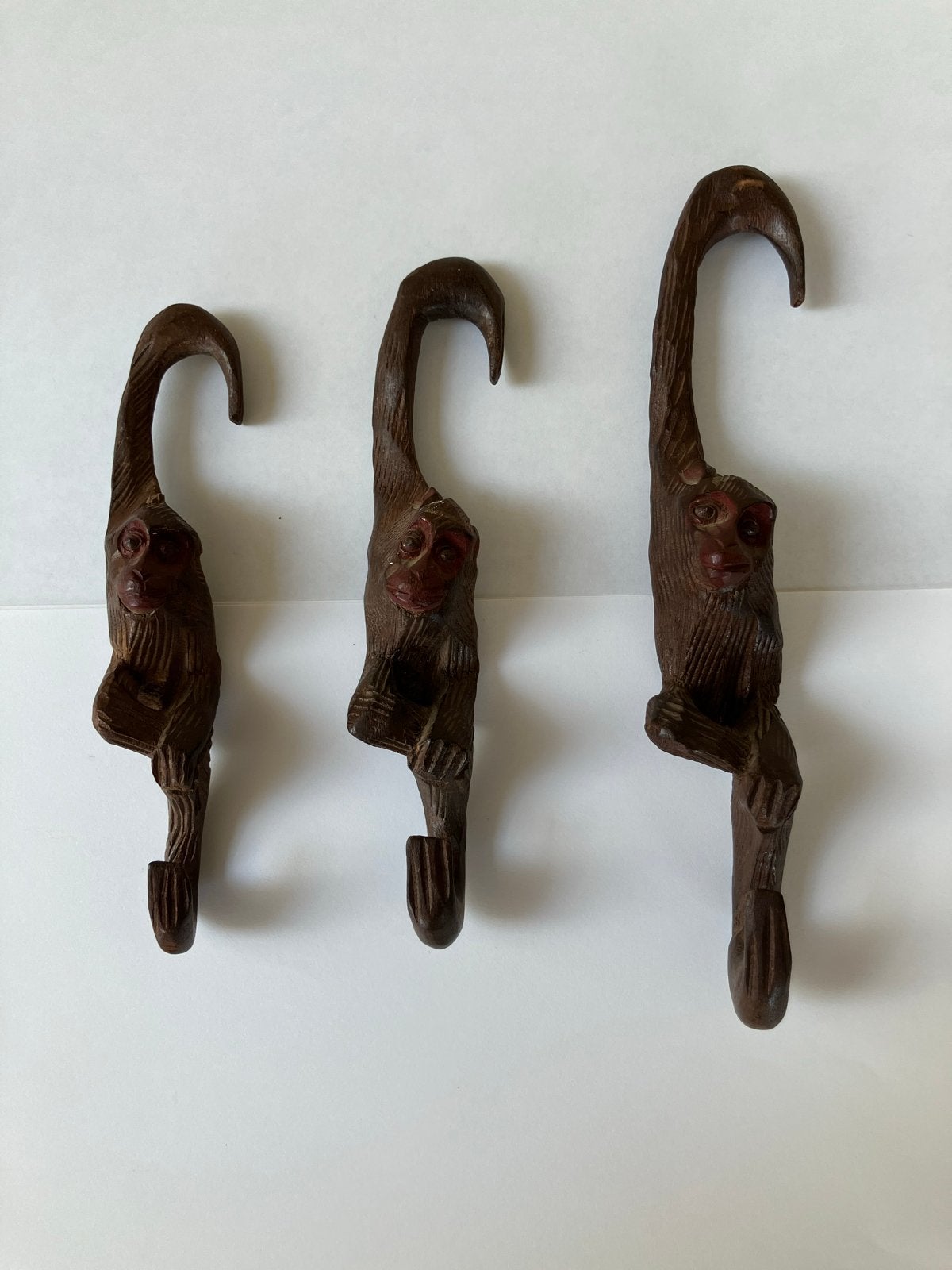 Drie vintage gesneden houten apenhaken, Antiek en Kunst, Ophalen of Verzenden
