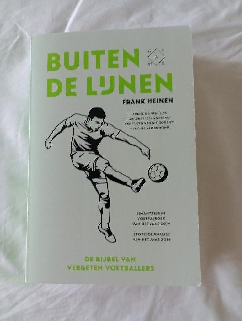 Buiten de lijnen bijbel v. vergeten voetballers Frank Heinen, Boeken, Sportboeken, Zo goed als nieuw, Balsport, Ophalen of Verzenden