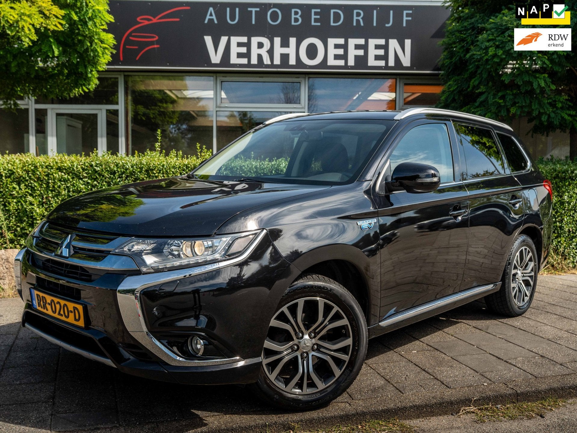 Mitsubishi Outlander 2.0 PHEV Pure - APPLE CARPLAY - PARKEER, Auto's, 1998 cc, 4 cilinders, Zwart, Bedrijf