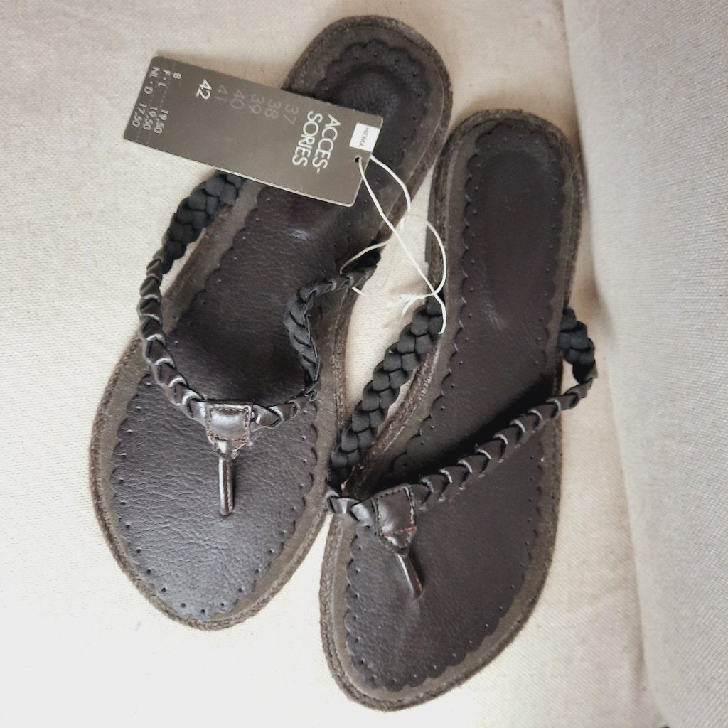 HEMA teen slippers donker bruin leer maat 42 - nieuw -, Bruin, Nieuw, Ophalen of Verzenden, Hema