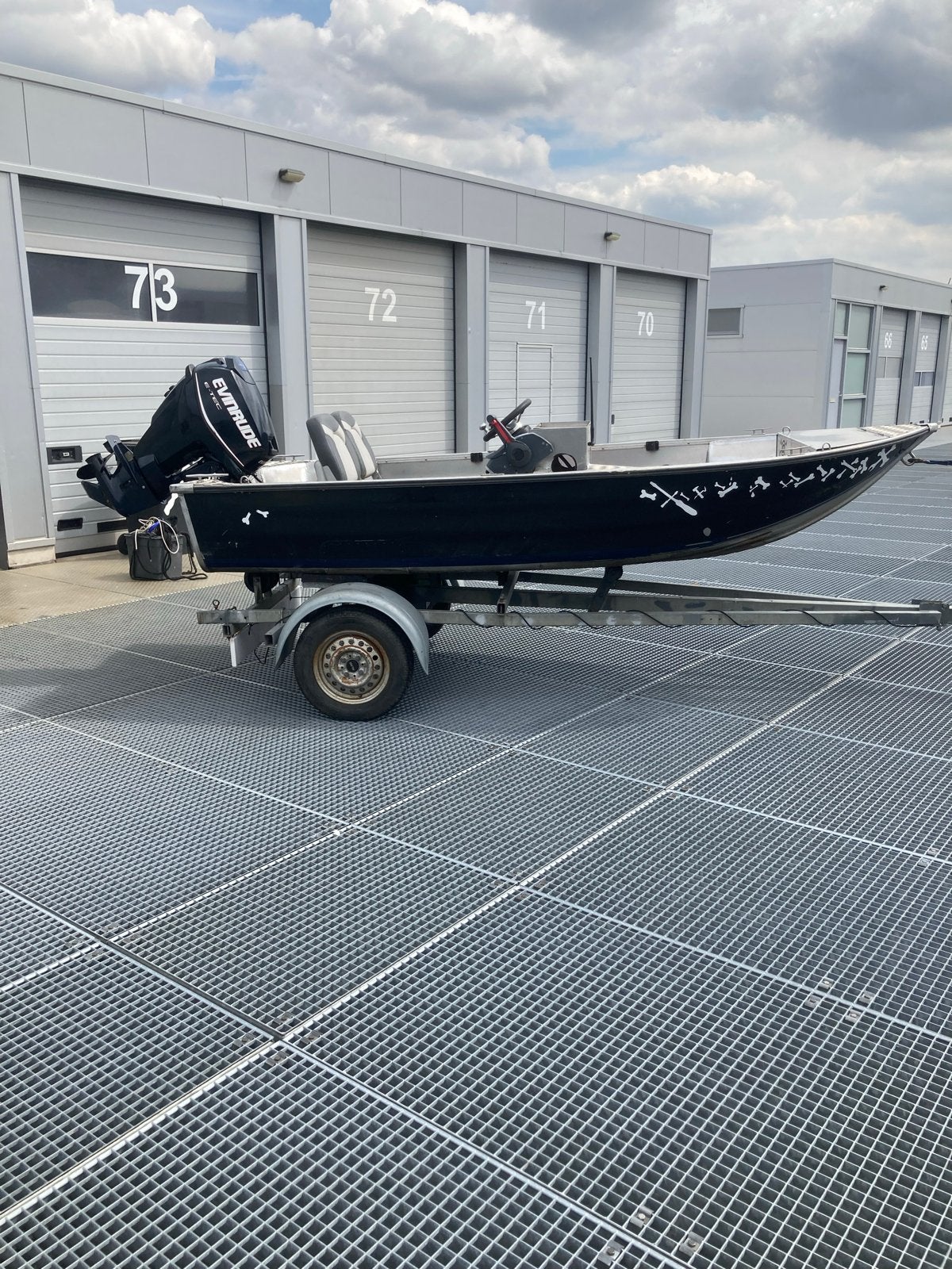 Aluminium visboot met 25 Evinrude E-TEC buitenboordmotor, Benzine, Overige merken, Gebruikt, Buitenboordmotor