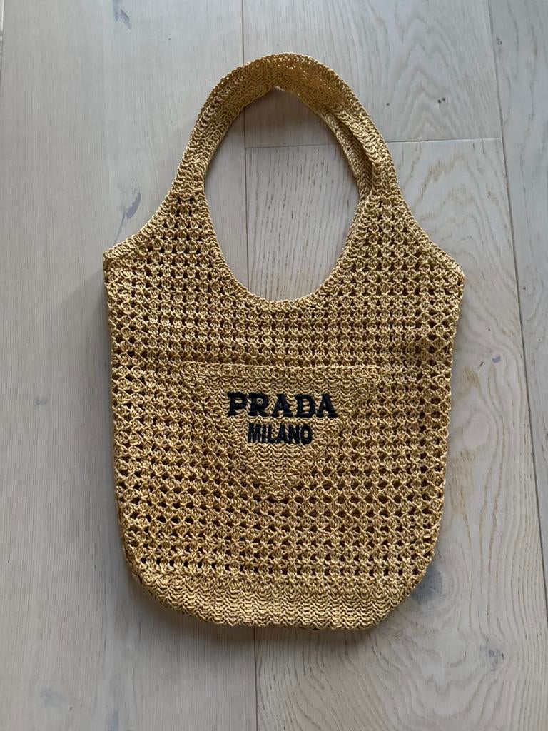 Nieuwe goudkleurige prada tas, Sieraden, Tassen en Uiterlijk, Tassen | Damestassen, Ophalen of Verzenden, Zo goed als nieuw, Zwart