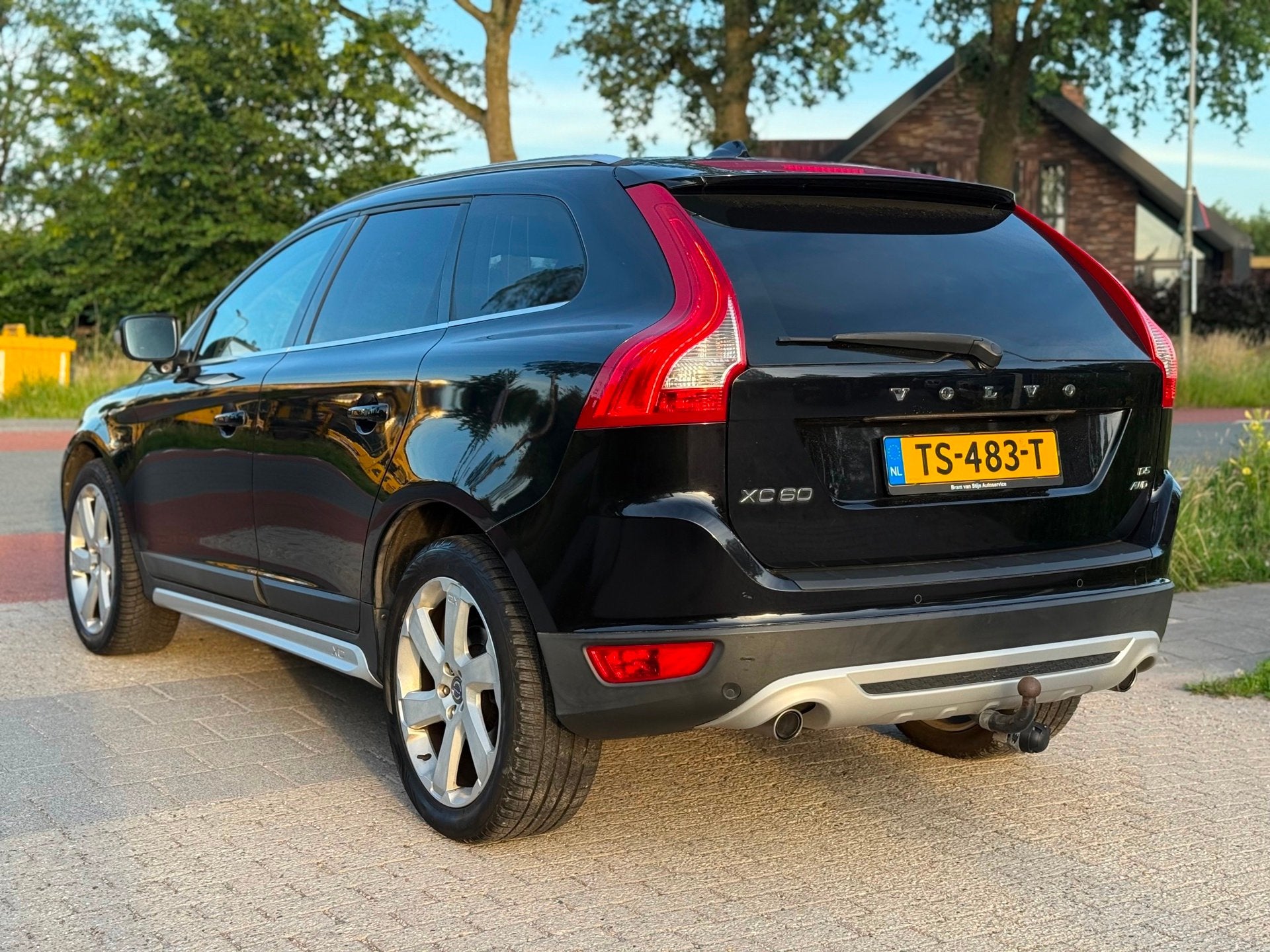 Volvo XC60 2.4 D5 AWD Summum Automaat Airco ACC Leder PDC, Auto's, Gebruikt, 197 €/maand, 2000 kg, Zwart