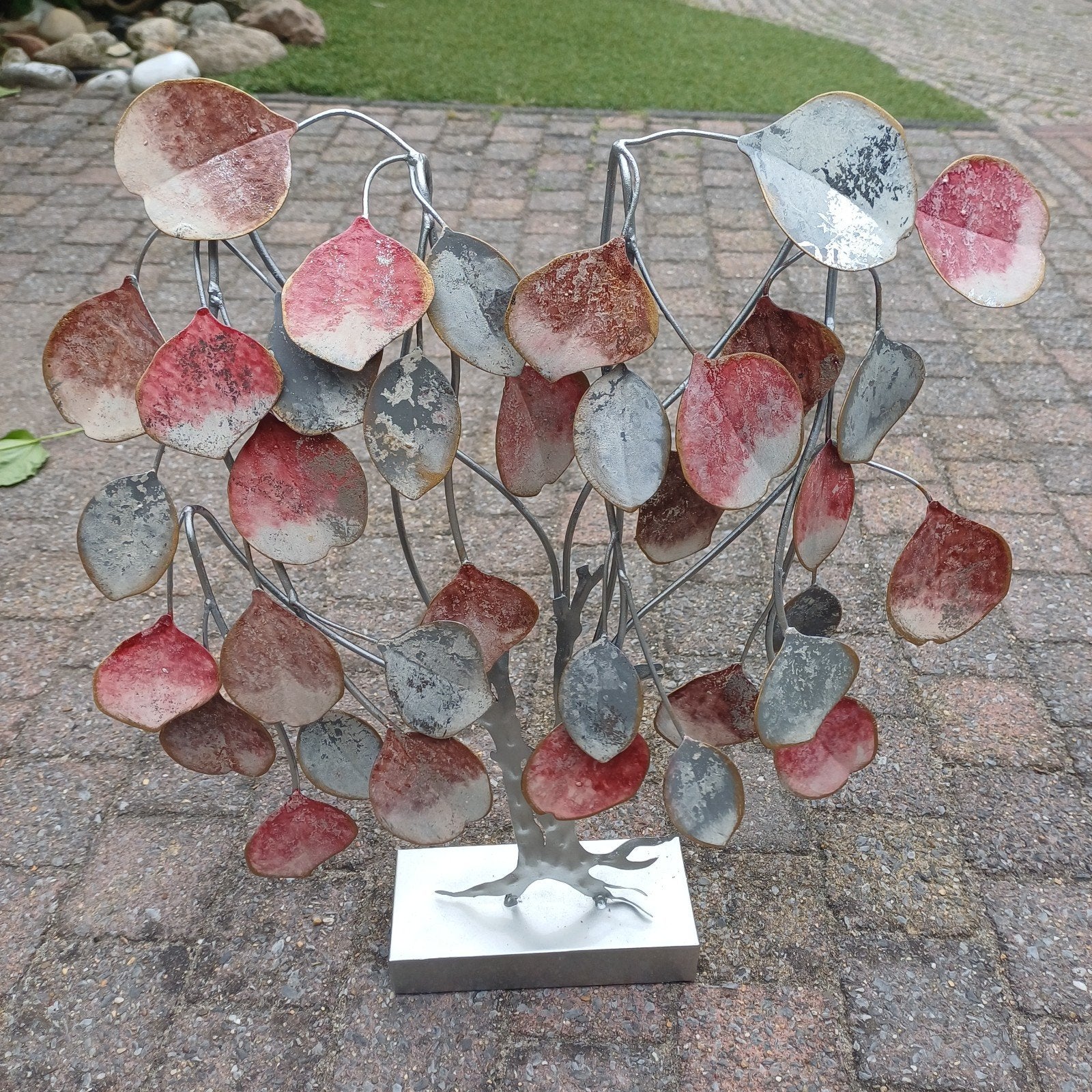 Metalen boom sculptuur met gekleurde bladeren, 52 cm hoog, Ophalen, 20 - 50 cm, Beeld, Modern