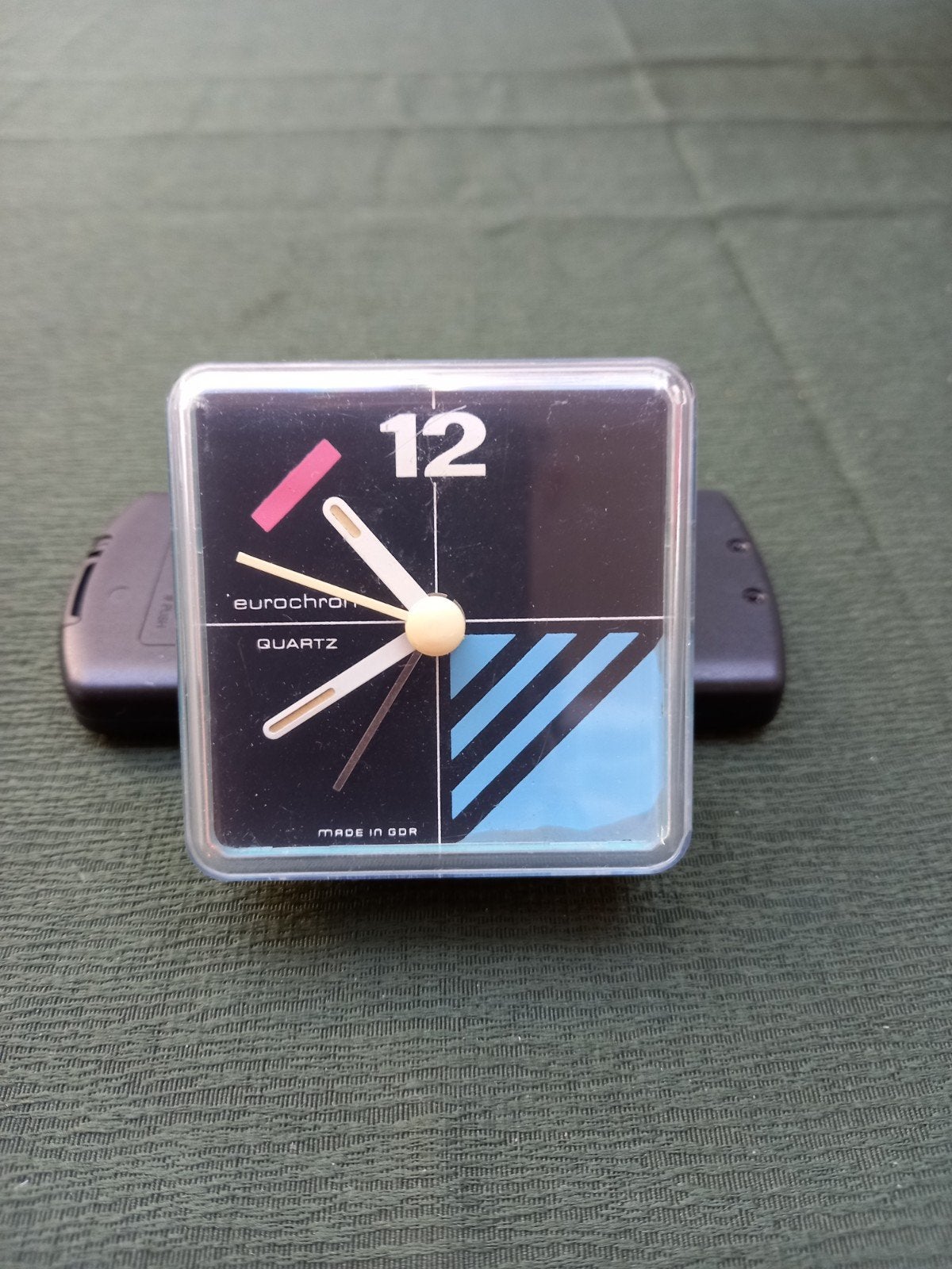 Vintage, jaren '70 - '80, quartsklokje uit de DDR., Antiek en Kunst, Ophalen of Verzenden