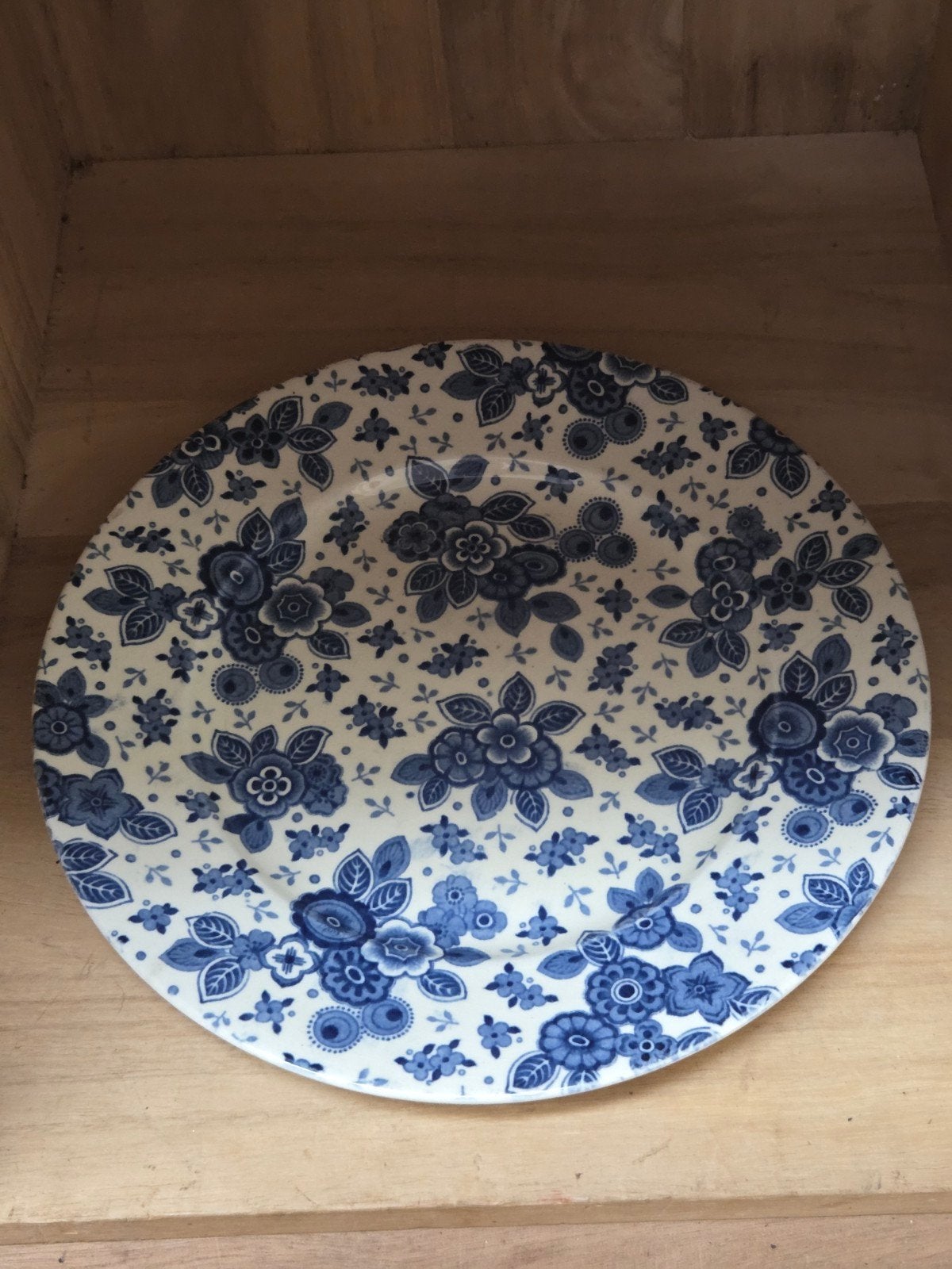 Vintage Maastricht Beatrix bord met blauw bloemmotief, Antiek en Kunst, Antiek | Servies los, Ophalen of Verzenden