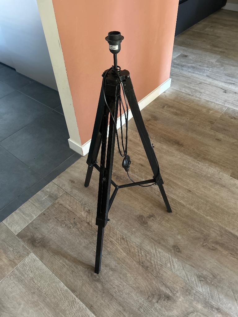 Zwarte Driepoot lamp, Ophalen, Zo goed als nieuw, Hout, 100 tot 150 cm