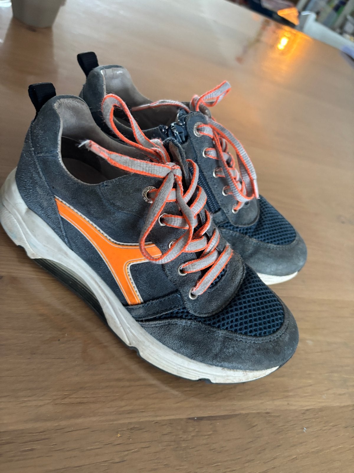 Develab sneakers maat 33 donkerblauw met oranje accenten, Gebruikt, Schoenen, Ophalen of Verzenden, Jongen