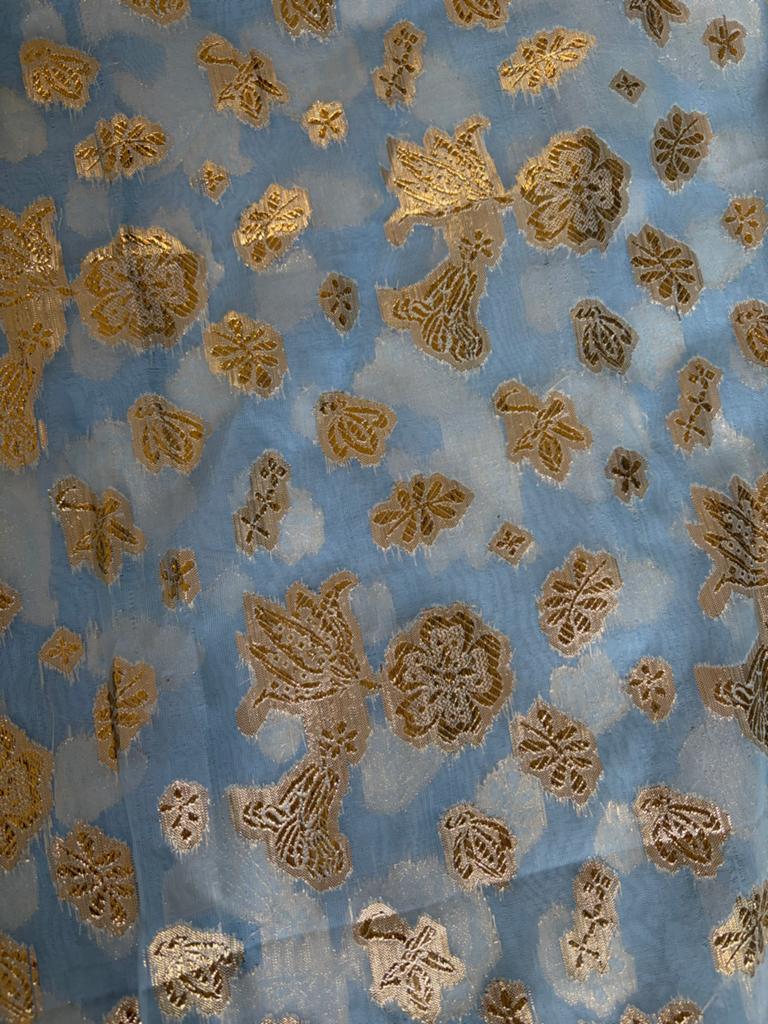 Stof lichtblauw met gouden bloemen 93cm x 4m, Hobby en Vrije tijd, Stoffen en Lappen, Overige materialen, Blauw, Ophalen of Verzenden