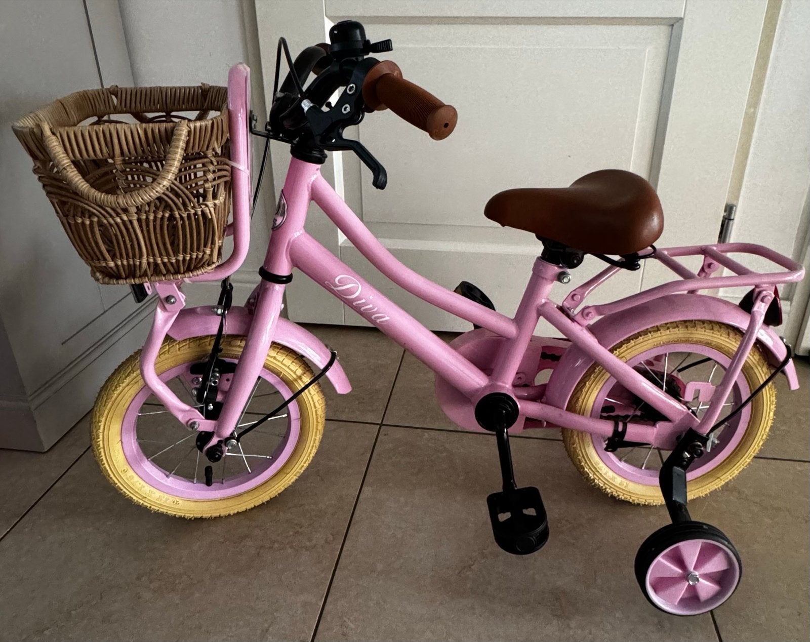 Kinderfiets diva 12 inch, Fietsen en Brommers, Terugtraprem, Zijwieltjes, Ophalen of Verzenden, Minder dan 16 inch