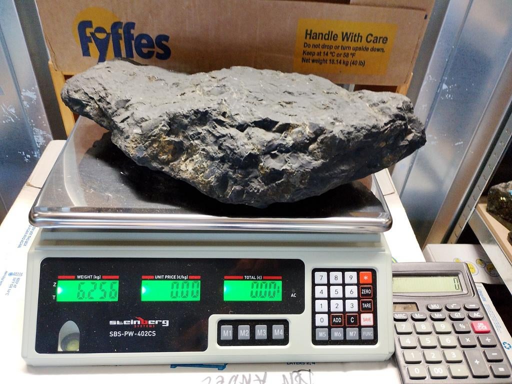 Groot stuk ruwe shungiet van ruim 6 kilo, Verzamelen, Mineralen en Fossielen, Ophalen of Verzenden