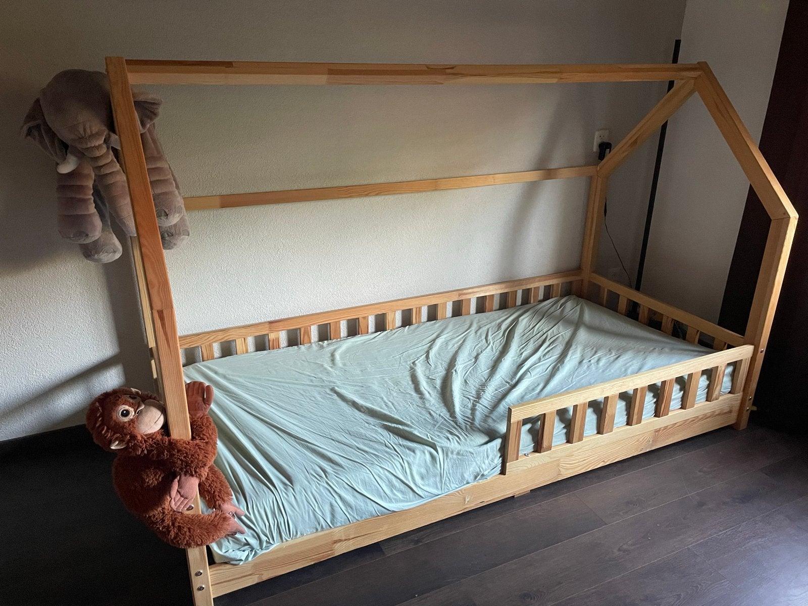Eenpersoons kinderbed huisbed van hout, Gebruikt, 90 cm, Ophalen of Verzenden, 200 cm