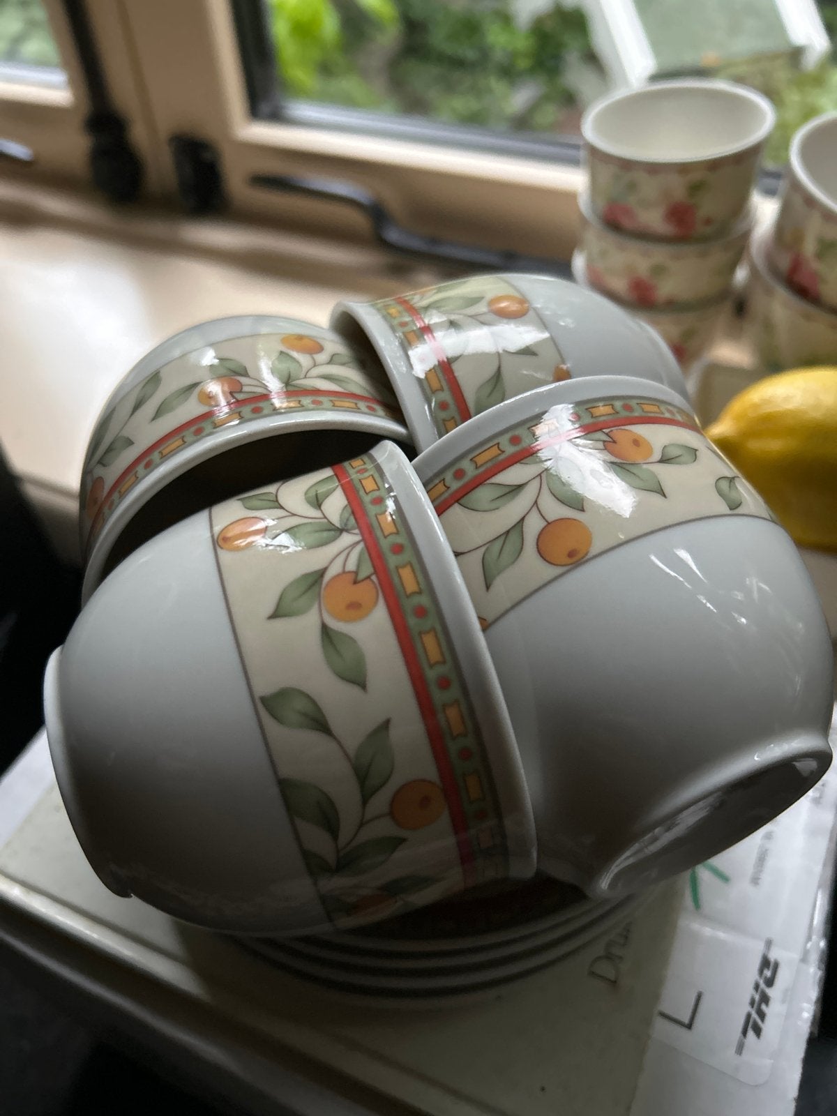 Set van 4 kop en schotels koffietijd servies met sinaasappel, Keramiek, Ophalen of Verzenden, Zo goed als nieuw, Overige stijlen