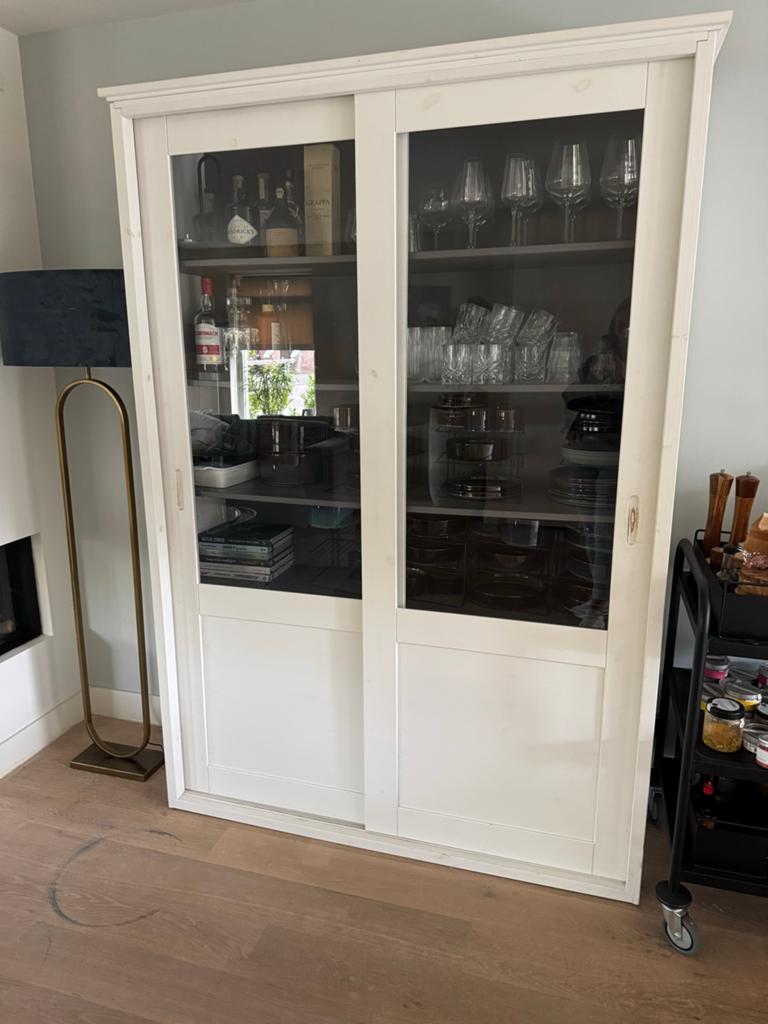 Witte servieskast met planken en schuifdeuren, Huis en Inrichting, Kasten | Vitrinekasten, Ophalen, Gebruikt, 200 cm of meer, 150 tot 200 cm