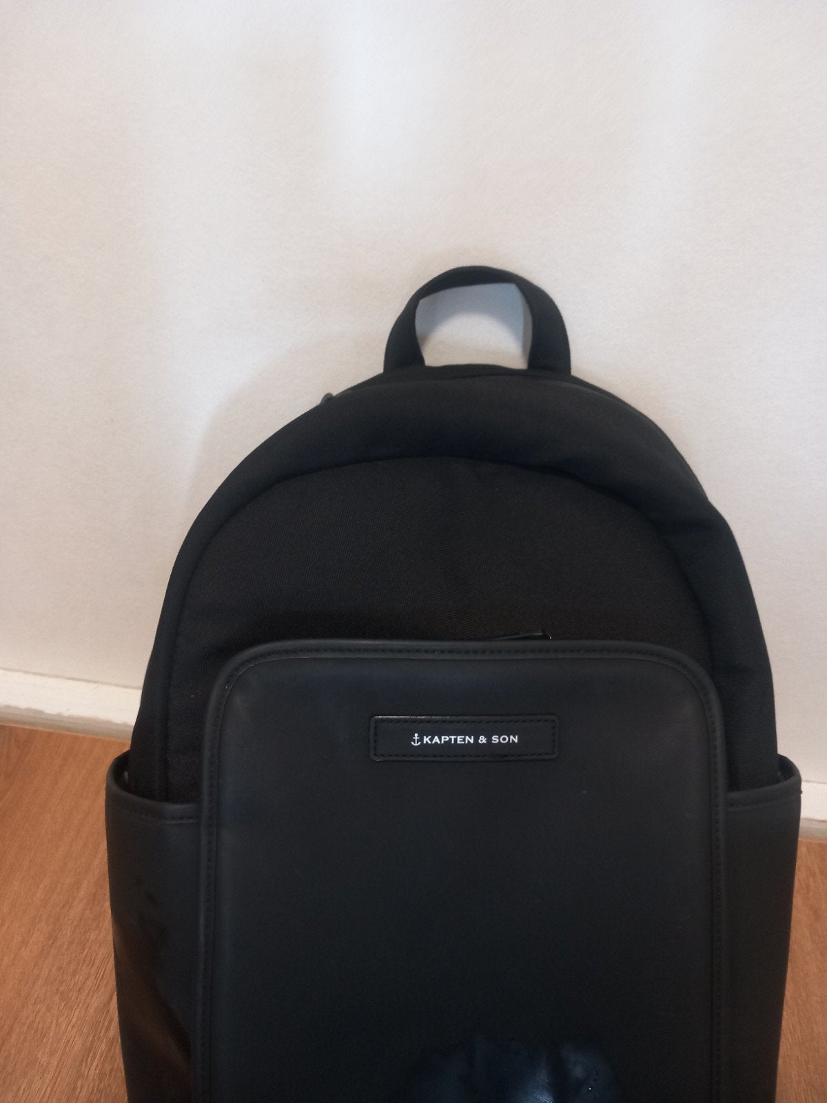 Kapten & Son Zwarte Rugzak - Stijlvol en Compact, Gebruikt, 25 tot 40 cm, 30 tot 45 cm, Ophalen