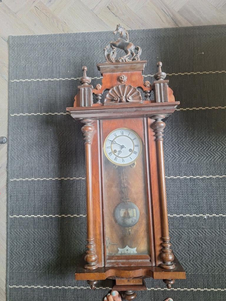 Antieke wandklok met paardendecoratie, Ophalen of Verzenden