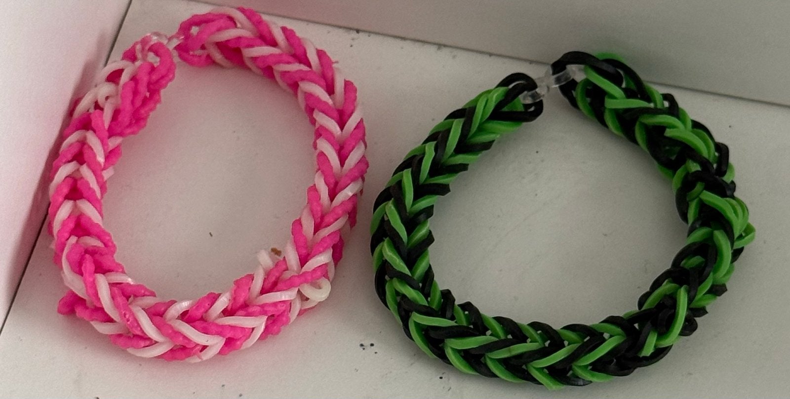 Set van 2 handgemaakte Loom Band armbanden, Ophalen, Nieuw, Roze, Overige materialen