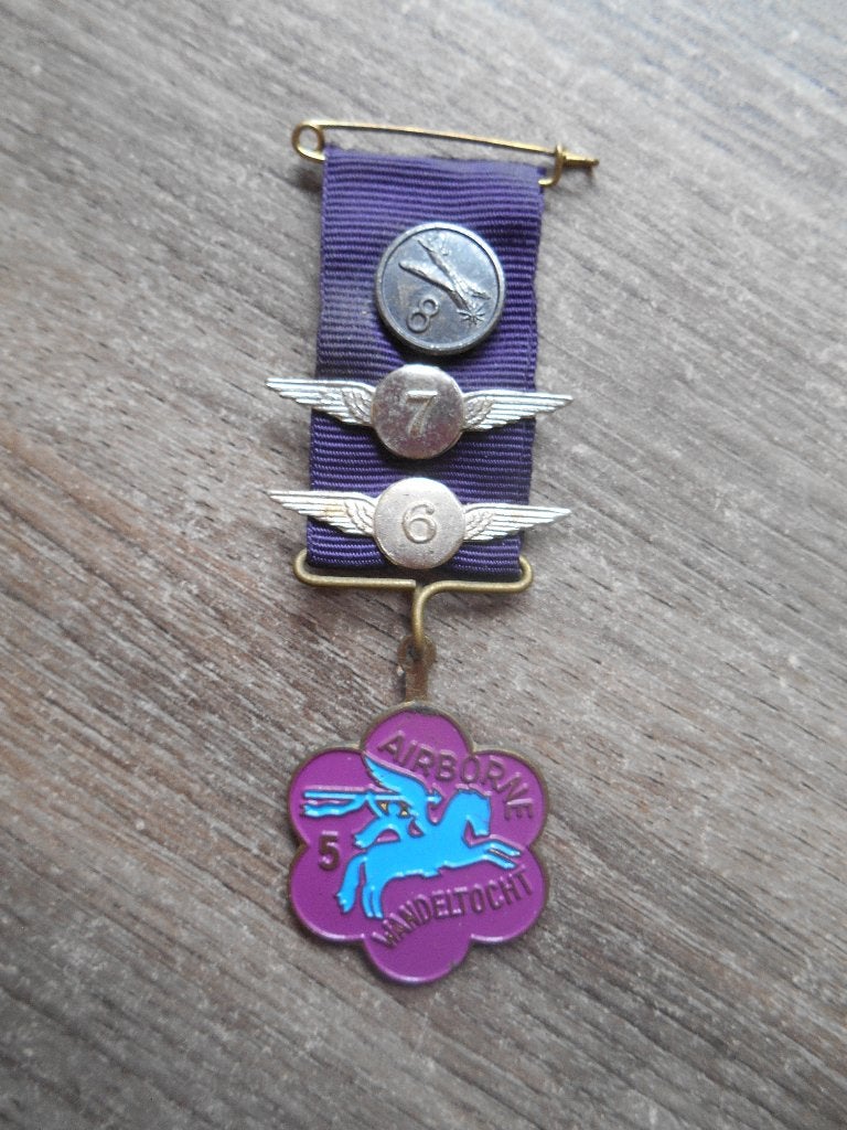 Airborne medaille 5de kleurvariant 3 met cijfers 6 - 7- 8, Ophalen of Verzenden, Landmacht, Nederland, Lintje, Medaille of Wings