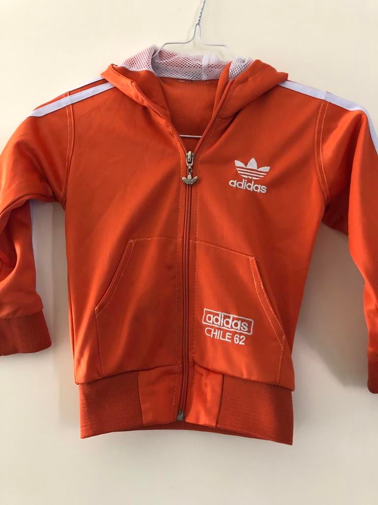 Oranje Adidas vest maat 104 - Perfect voor Koningsdag!, Ophalen of Verzenden, Zo goed als nieuw, Jongen of Meisje, Trui of Vest