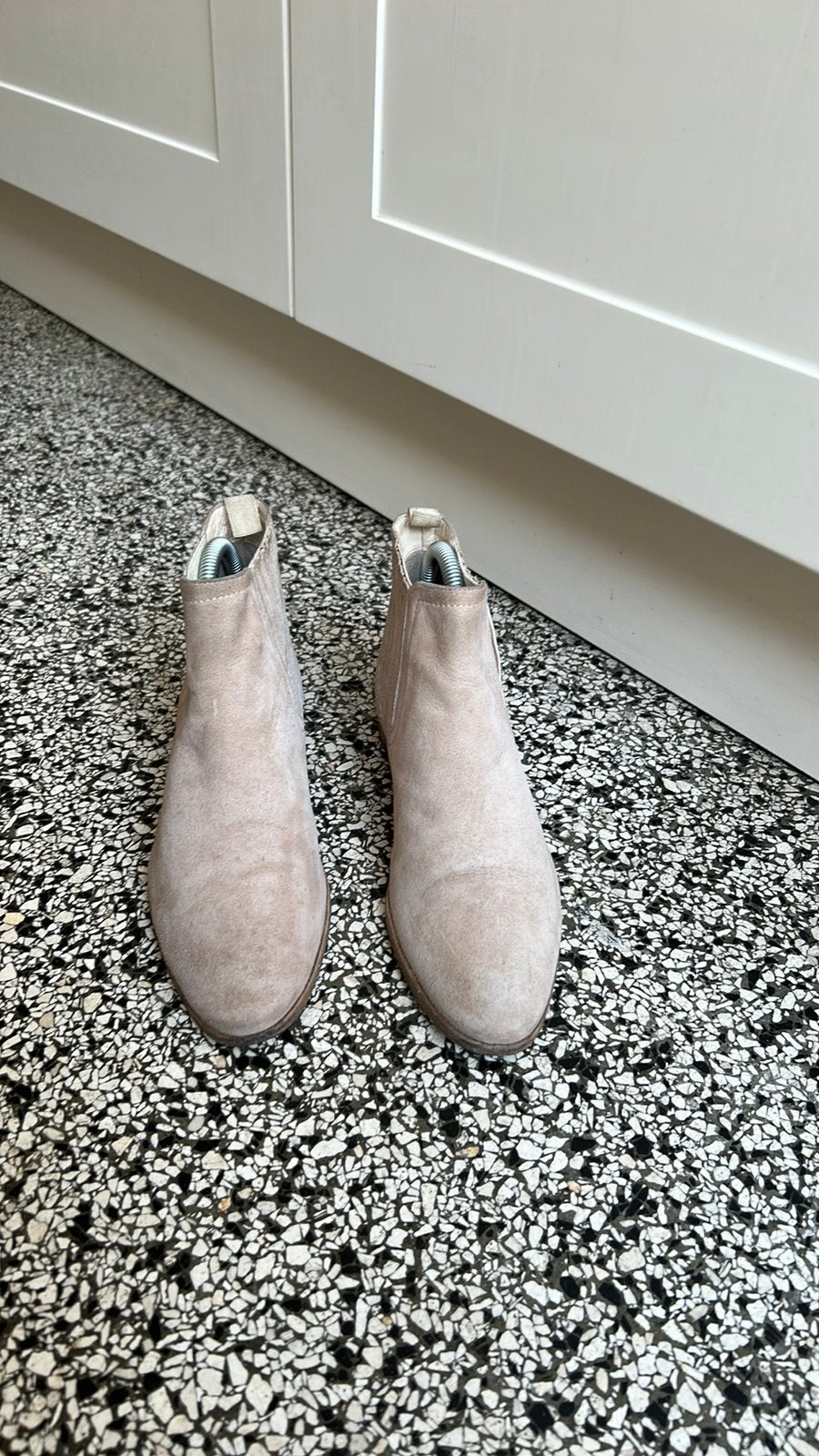 BITTER zandkleurige suède enkellaarsjes mt 37, Beige, Lage of Enkellaarzen, Ophalen of Verzenden, Zo goed als nieuw