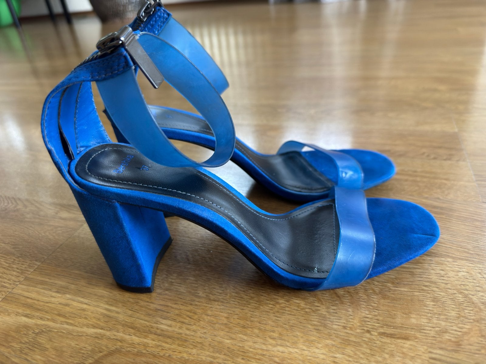Bershka blauwe sandalen met hak - Maat 37, Blauw, Zo goed als nieuw, Sandalen of Muiltjes, Ophalen of Verzenden